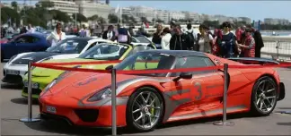  ??  ?? Au premier plan, une Porsche  Spyder. Une pièce rare ( exemplaire­s produits) exposée et offerte — en parade — au regard des promeneur sur la Croisette l’an dernier. (Photo Archive S. Botella)