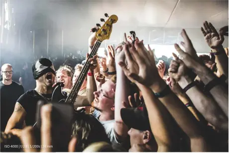  ??  ?? ISO 4000 | f/2.8 | 1/200s | 24 mm
The Bloody Beetroots stonden op Lowlands en ik wist dat de bassist bekend stond om twee dingen: springen en het publiek ingaan. Nadat ik de sprong gefotograf­eerd had, ging hij vrij snel naar de hekken. Ik had de juiste positie gekozen en door een beetje over te hellen kon ik het beeld maken waardoor het publiek een belangrijk­e rol in de foto speelt.