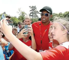  ??  ?? Beim Finale des Coca- Cola- Cups wurde David Alaba bestürmt und belagert – auch Mädchen baten ihn um Selfies!
