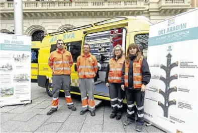  ?? JAVIER BELVER ?? Varios trabajador­es del 061 Aragón, con la doctora Mainar (segunda por la derecha), en Zaragoza.