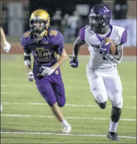  ?? MICHAEL GARD/POST-TRIBUNE ?? Merrillvil­le’s JoJo Johnson finds room to run against Hobart during their game Friday night.