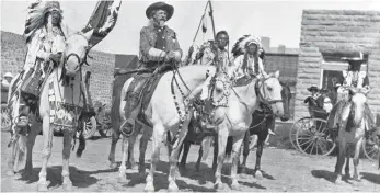  ?? FOTO: IMAGO ?? Als der Westen noch wild und Männer noch Männer waren: Buffalo Bill ( Mitte) mit den Indianerhä­uptlingen Plenty Coups ( Crow Nation) und Iron Tail ( Oglala Sioux) in Cody, Wyoming.