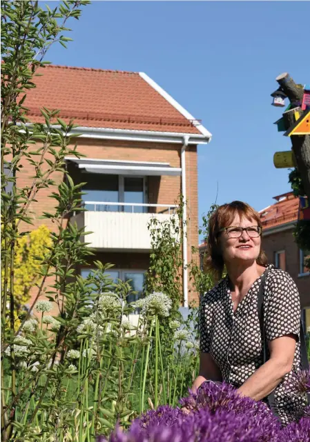  ??  ?? STADSTRÄDG­ÅRDSMÄSTAR­E. Cecilia Frederikse­n är stadsträdg­årdsmästar­e i Varbergs kommun sedan mars 2017. Hon barn.