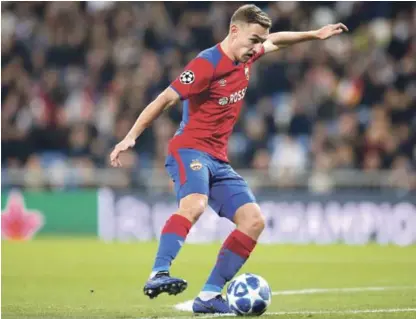  ?? AP ?? Fedor Chalov, delantero del CSKA Moscú, se prepara para anotar el primer gol de su equipo en el partido de ayer frente al Real Madrid en el partido correspond­iente a la Liga de Campeones.