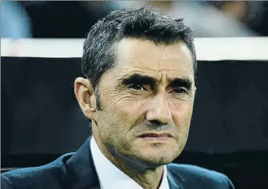  ?? JOSE JORDAN / AFP ?? Ernesto Valverde mira de mantenir el mateix rictus guanyi o perdi