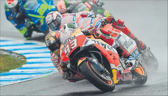  ?? FOTO: MOTOGP.COM ?? Marc Márquez liderando una carrera en Motegi en agua por delante de Dovizioso. El circuito propiedad de Honda es un “enemigo” para sus pilotos