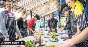  ??  ?? A cooking class in Pai