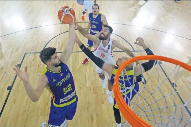  ??  ?? JÓVENES. El español Pierre Oriola lucha por el rebote con los rumanos Nandor Kuti y Vlad Moldoveanu durante el tercer partido de la Selección en este Eurobasket.