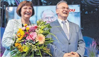  ?? FOTO: BERND VON JUTRCZENKA/DPA ?? Klarer Wahlsieger: Reiner Haseloff mit seiner Ehefrau Gabriele auf der Wahlparty der CDU.