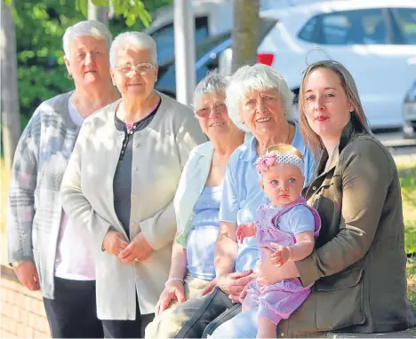  ??  ?? A DUNDEE mum has come face-toface with the knitting group that gave her a monitor which could save her baby’s life.
Zoe Young, 26, was given the breathing mat by the Knit and Natter group at Stobswell’s Boomerang Centre to help her daughter,...