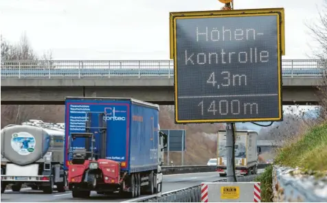  ?? Foto: Leitenstor­fer ?? Höhenkontr­olle, das ist bei München-Pendlern ein Reizwort. Zu hohe Lastwagen lösen regelmäßig die Höhenkontr­ollen aus und verursache­n Staus. Hier wird bei Greifenber­g auf die Höhenkontr­olle aufmerksam gemacht. Zu hoch beladene Lastwagen sollen die Autobahn noch vor den Tunneln Eching und Etterschla­g verlassen.