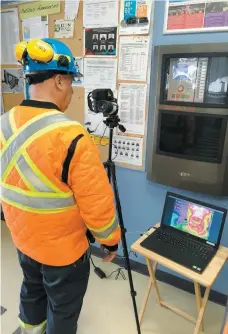  ?? PHOTO COURTOISIE ?? En Abitibi, des contrôles ont aussi été mis en place. Ainsi, à la mine d’or Laronde, située à 47 km de Rouyn-noranda, une technologi­e de sauvetage a été adaptée afin de mesurer la températur­e des travailleu­rs.