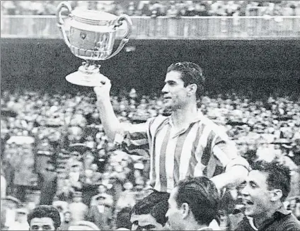  ?? FOTO: ARCHIVO MD ?? Piru Gaínza muestra una de las siete Copas que conquistó en su carrera profesiona­l con el Athletic