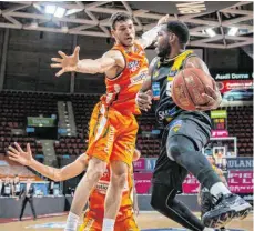  ?? FOTO: IMAGO IMAGES/BBL-FOTO ?? Marcos Knight (re.) war der dominante Spieler der MHP Riesen Ludwigsbur­g im Halbfinale gegen Ratiopharm Ulm (Gavin Schilling).