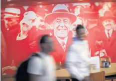  ??  ?? FLAWED REFORMER?: A mural of former president Woodrow Wilson in the Wilson College dining hall at Princeton University, New Jersey.