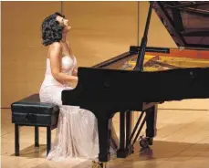  ?? FOTO: SCHUBERTIA­DE ?? Eins mit dem Flügel: die georgische Pianistin Khatia Buniatishv­ili am Samstagabe­nd in Schwarzenb­erg.