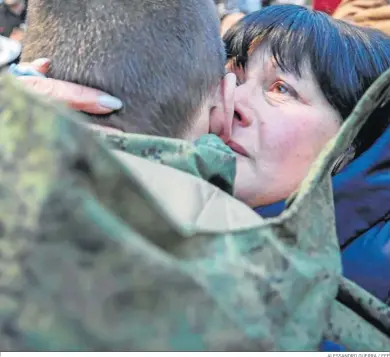  ?? ALESSANDRO GUERRA / EFE ?? Una madre se reencuentr­a con su hijo tras un intercambi­o de prisionero­s en la región de Donetsk.