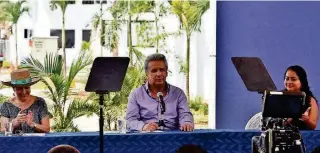  ?? JUAN BOSCO ZAMBRANO ?? ►CALCETA, Manabí. El presidente Lenín Moreno y su esposa, Rocío González (i), formalizar­on la entrega de 196 viviendas en este cantón manabita.