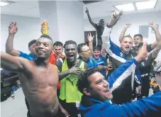  ??  ?? Los jugadores del Honduras EP se desataron en el camerino.