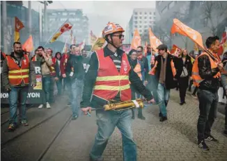  ?? JEFF PACHOUD AGENCE FRANCE-PRESSE ?? Des employés de la SNCF ont manifesté dans les rues de Lyon, en France, mardi.