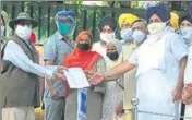  ?? RAVI KUMAR/HT ?? SAD president Sukhbir Singh Badal (right) handing over a memorandum to Punjab governor VP Singh Badnore in Chandigarh on Thursday.