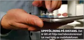  ??  ?? UPPFÖLJNIN­G PÅ DISTANS. Det är lätt att följa med laboratori­eresultat med hjälp av mobiltelef­onen.