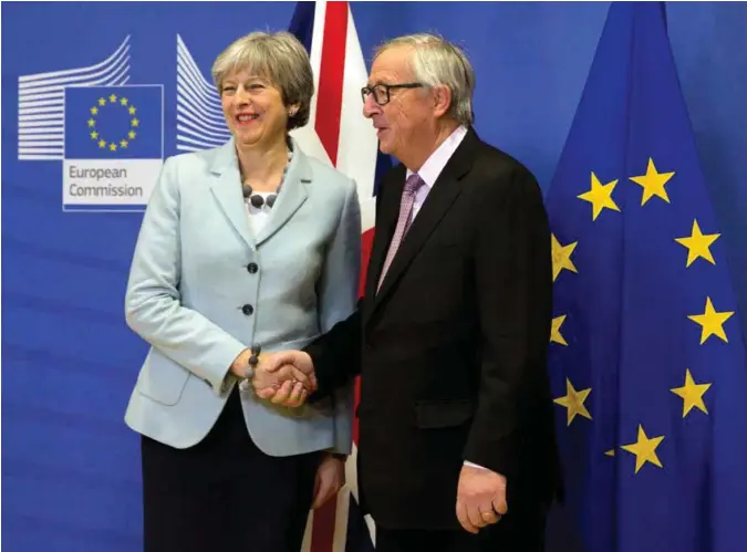  ?? VIRGINIA MAYO ?? Storbritan­nias statsminis­ter Theresa May sammen med EU-kommisjone­ns president Jean-Claude Juncker i Brussel fredag morgen.