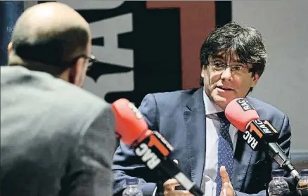  ?? RUBÉN MORENO ?? Carles Puigdemont fue entrevista­do ayer por Jordi Basté en el programa El món a RAC1