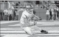  ?? NWA Democrat-Gazette file photo ?? Arkansas tight end Austin Cantrell hauls in a touchdown catch during the Razorbacks’ 58-42 victory at Mississipp­i State last season. The teams have combined to top 100 total points in each of their past two meetings.