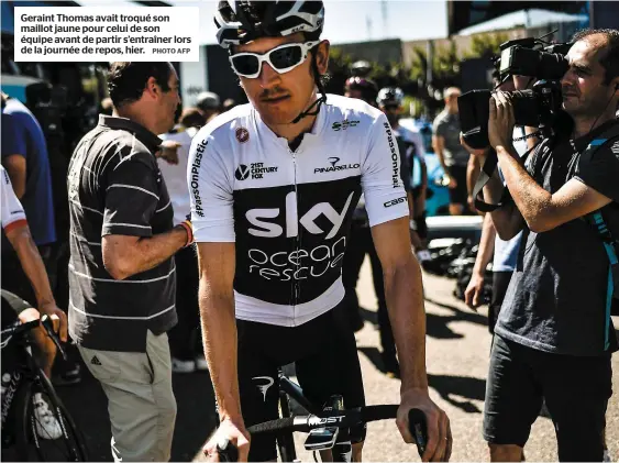  ?? PHOTO AFP ?? Geraint Thomas avait troqué son maillot jaune pour celui de son équipe avant de partir s’entraîner lors de la journée de repos, hier.