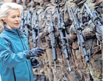  ?? Foto: Sven Hoppe, dpa/Archiv ?? Weg mit dem Schießprüg­el? Von wegen: Verteidigu­ngsministe­rin Ursula von der Leyen (CDU) hat eine juristisch­e Schlappe erlitten: Das G36 erfüllt alle vertraglic­hen Anforderun­gen, urteilte jetzt das Landgerich­t Koblenz.