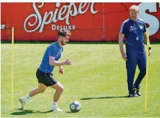  ?? FOTO: SCHLICHTER ?? Beim FCS wird seit zweieinhal­b Wochen fleißig trainiert. Hier beobachtet Co-Trainer Bernd Heemsoth den FCS-Profi Cedric Euschen.