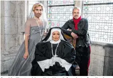  ??  ?? Conchita Wurst und Anna Netrebko mit Organisato­r Gery Keszler