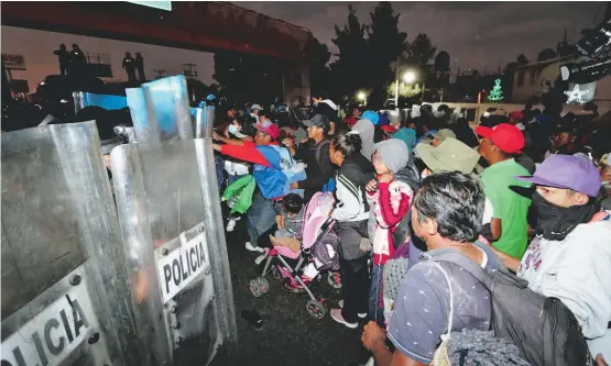  ?? MAURICIO HUIZAR ?? Mujeres y niños quedaron en la primera fila del enfrentami­ento para seguir con su camino