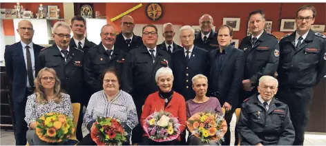  ?? FOTO: MOHA ?? Zahlreiche Ehrungen standen zum Jahresabsc­hluss der Feuerwehr an. So wurde Karl-Heinz Höffgen (r. sitzend) für 50 Jahre im Dienst geehrt.