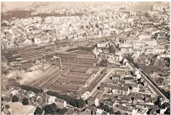  ??  ?? Das Oberbilker Stahlwerk hinter dem Hauptbahnh­of, fotografie­rt um 1950. Rechts im Bild ist der Verlauf der Kölner Straße zu erkennen.