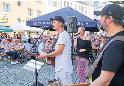  ?? RP-FOTO: RUTH KLAPPROTH ?? Die beets ’n’ berries verzaubert­en die Besucher auf dem Erkelenzer Marktplatz unter anderem mit „Shallow“von Lady Gaga und Bradley Cooper, „Walking on broken glass“von Annie Lennox und „With or without you“von U2.