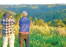  ?? — The Washington Post photos ?? Visitors take in an elk tour at Breaks Interstate Park.