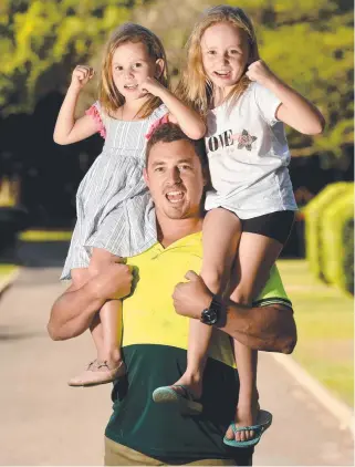  ?? Picture: EVAN MORGAN ?? WORK STRONG: Townsville landscaper Cam Mcgill with daughters Oaklee, 4, and Piper, 7, at Queens Gardens.