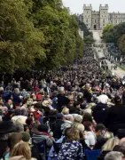  ?? PHOTO: REUTERS ?? Crowds gather on the Long Walk to Windsor Castle yesterday.