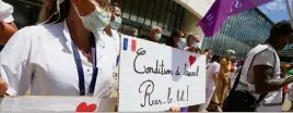  ?? (Photo Philippe Arnassan) ?? Les urgentiste­s ont crié leur colère devant l’hôpital Bonnet.