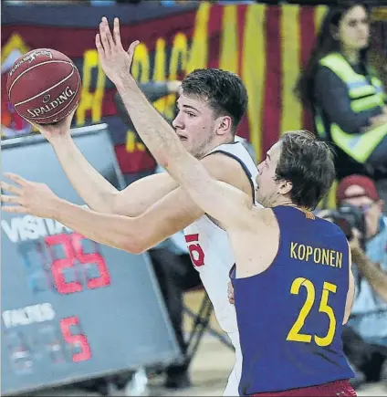  ?? FOTO: P. MORATA ?? Doncic y Koponen en un ‘clásico’ de la pasada campaña. Los dos ‘grandes’ también libran un duelo en la generación de recursos