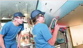  ??  ?? Estudiante­s de FP en una de las fábricas de Airbus