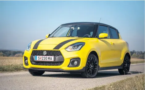  ??  ?? So sehen die Autos aus, um die wir uns redaktions­intern streiten: klein, sparsam, günstig und bis zur Dachkante voll mit Fahrspaß. Ob des geringen Gewichts reichen dem Suzuki Swift Sport 140 PS für einen echten Sportler, der noch aus vier beatmeten Zylindern Kraft schöpfen darf.