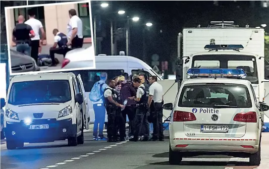  ?? PHOTOS AFP ?? L’attaque au couteau a eu lieu en plein centre de la capitale belge, à proximité de la Grand-place, l’une des zones « sensibles » en raison de la menace terroriste en Belgique. En mortaise, des agents regardent le corps inanimé de l’homme d’origine...