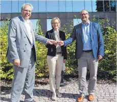  ?? FOTO: STADT EHINGEN ?? Bettina Gihr-Kneißle und Professor Dr. Michael Gaßner (l.) begrüßten Franz Retzer am neuen Firmensitz.