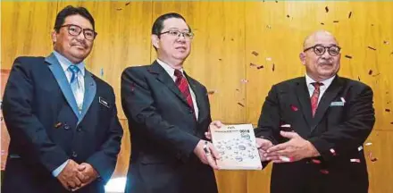  ?? PIC BY AZHAR RAMLI ?? Finance Minister Lim Guan Eng (centre) and Valuation and Property Services Department directorge­neral Ahmad Zailan Azizuddin (right) at the launch of Property Market 2018 report in Kajang yesterday. With them is the National Property Informatio­n Centre director Md Badrul Hisham Awang.