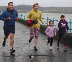 Competitor­s brave rain at Greenock parkrun - PressReader