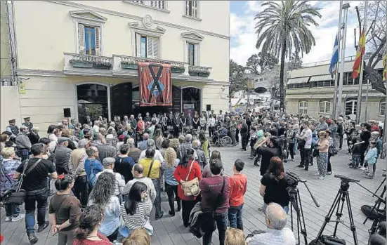  ?? JORDI ROVIRALTA ?? Concentrac­ión silenciosa ante el Ayuntamien­to de Sant Boi de Llobregat para condenar la muerte de la niña