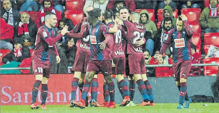  ?? FOTO: ECHEVERRIA ?? El Eibar celebra el gol que le valió el empate a uno en San Mamés en la jornada 21.